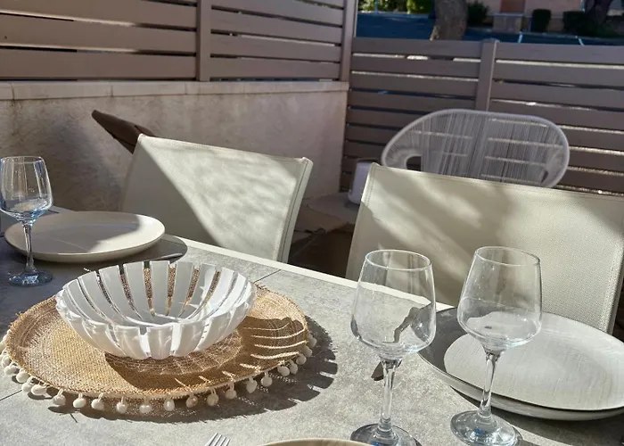 Pavillon Renove Avec Terrasse & Piscine Holiday home Gruissan